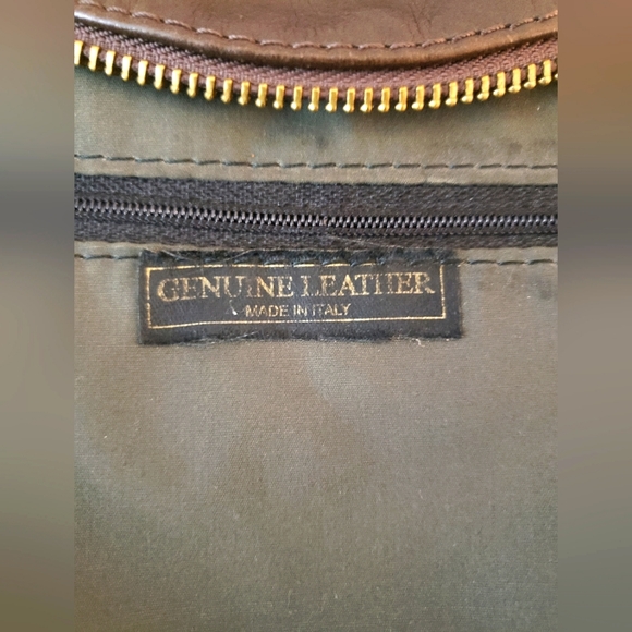 🎉Vera Pelle leather cross body 8.6x7.5x0.79 🎉DESIGNER CLEARANCE DEAL - Picture 6 of 12